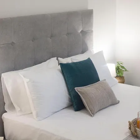 Elegant 3br By The White Tower Apartment