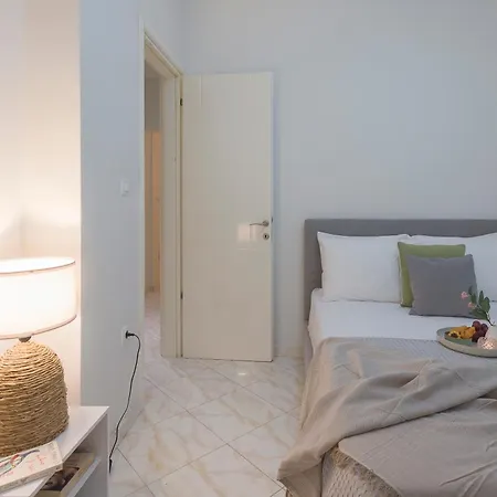 Elegant 3br By The White Tower Apartment